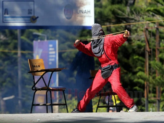 FOTOS: Piedras, palos y gases lacrimógenos en nuevos disturbios en UNAH