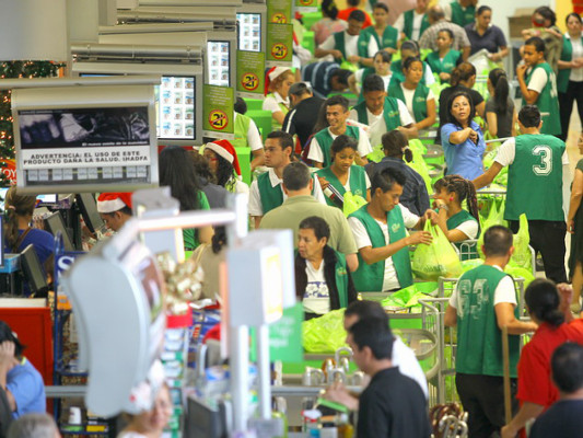 Afanados capitalinos invaden comercios