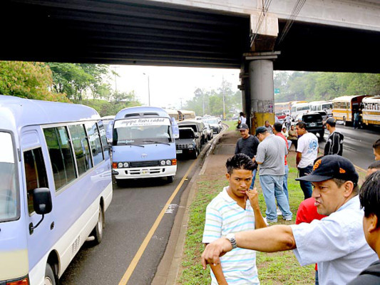 'Hay gato encerrado' en paro de transportistas, según el alcade Ricardo Álvarez