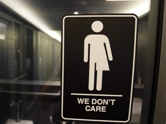 Juez bloquea nuevas reglas para uso de baños escolares por estudiantes transgénero