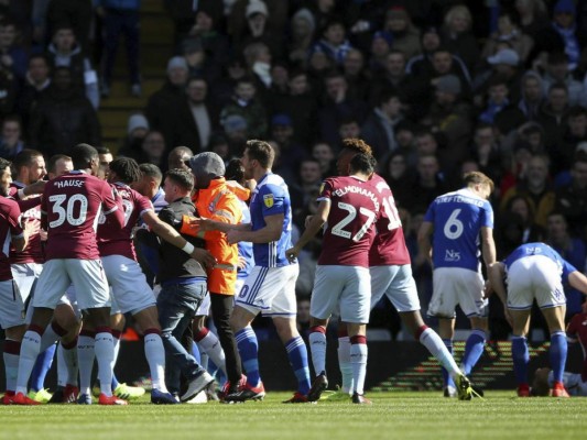 Hincha entra en la cancha y agrede al capitán del Aston Villa
