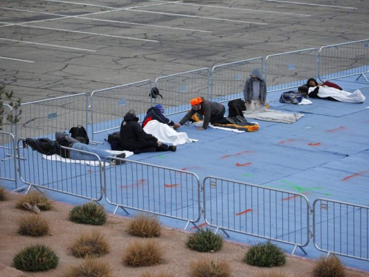 En medio de pandemia, indigentes duermen en estacionamiento en Las Vegas