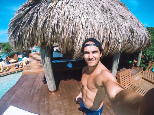Actor Carlos Pena visita las bellas playas de Roatán