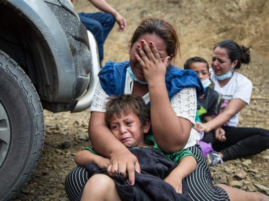 ¡Imágenes que duelen! El violento desalojo a la caravana migrante en Chiquimula