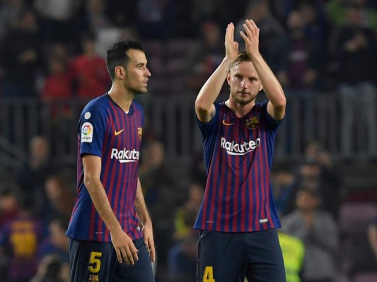 El mediocampista español del Barcelona Sergio Busquets y el mediocampista croata Ivan Rakitic del Barcelona tras el partido en el estadio Camp Nou de Barcelona. (Foto: AFP)