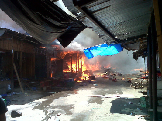 Voraz incendio arrasa con seis mercados de la capital de Honduras