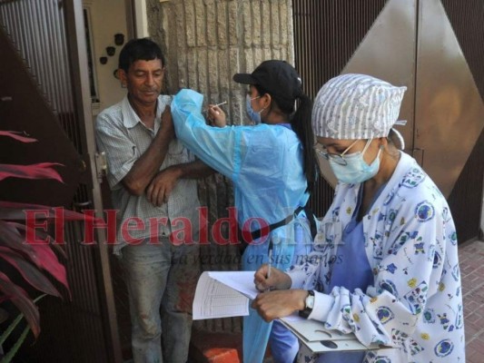 Casa por casa: Salud vacuna contra la influenza y la covid-19 a capitalinos