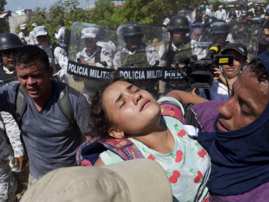 A punta de toletazos y gas lacrimógeno, México impide paso a migrantes