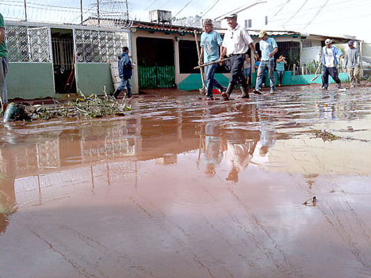 Al menos 65 casas inundadas por lluvias en la capital de Honduras