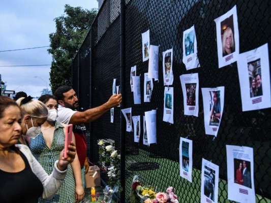 Familiares de las víctimas en Surfside rinden homenaje con emotivo monumento improvisado