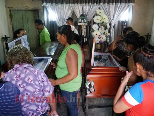 Las tristes imágenes del velorio de hermanos arrastrados por el río Ulúa tras accidente vial