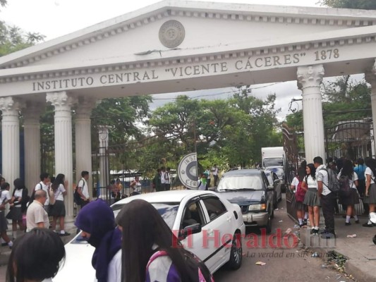 Estudiantes bloquean calle frente al Instituto Central Vicente Cáceres en la capital