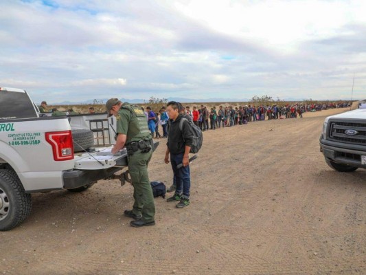 Una caravana de casi 400 inmigrantes centroamericanos logra entrar a Estados Unidos
