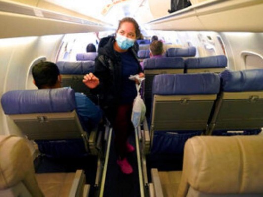 En fotos, la difícil travesía de una madre hondureña y su hijo tras detención en la frontera