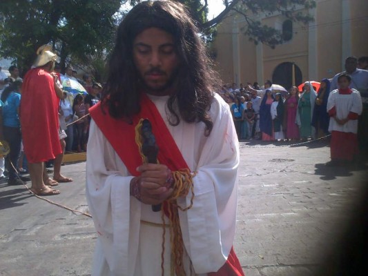 Fe y devoción de hondureños en solemne procesión del Vía Crucis