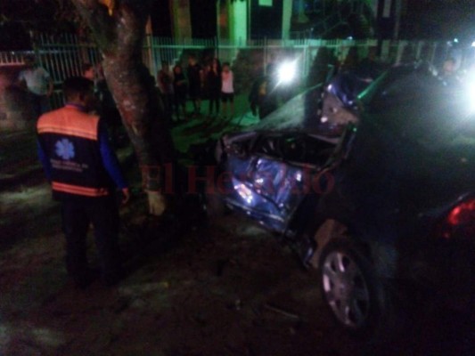 Las imágenes que dejó el aparatoso accidente que cegó la vida de dos jóvenes en Danlí