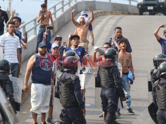 Fotos: Barras y policías se enfrentan frente al estadio en partido Motagua vs Marathón