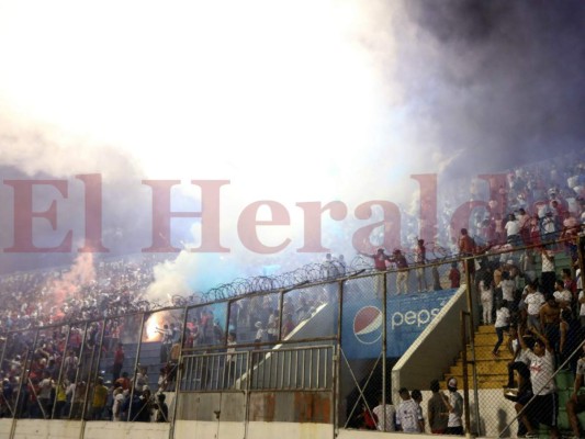 Barra que apoya a Olimpia burla los seis anillos de seguridad de la Policía