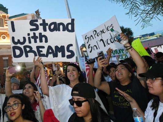 Papa Francisco desea que Donald Trump reconsidere la ley sobre los jóvenes