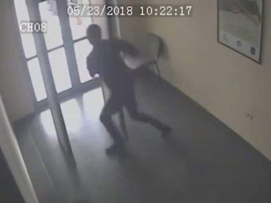 Hombre escucha su sentencia y escapa de tribunal