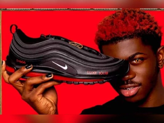 Así lucen los polémicos zapatos vendidos por el rapero Lil Nas X.