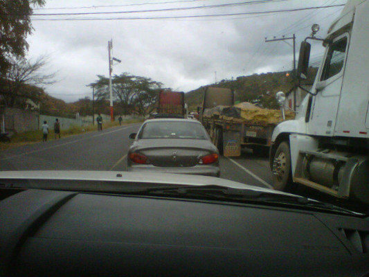 De milagro se salvan de morir en volcamiento de contenedor en la carretera al sur de Honduras