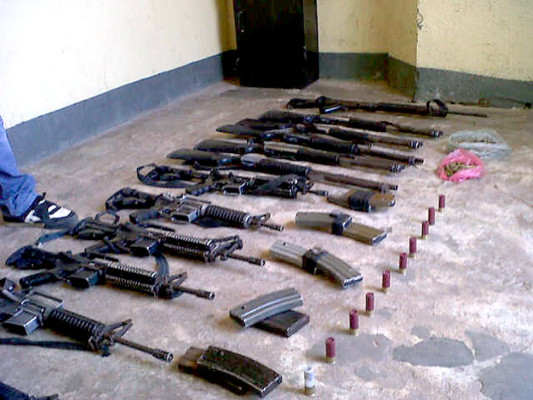 En posesión de un arsenal de guerra capturan a cinco sujetos