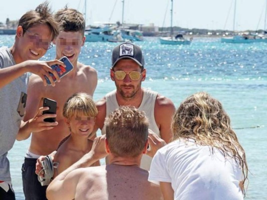 FOTOS: El encuentro de Messi, Fábregas, Luis Suárez y Jordi Alba con su familia en Ibiza