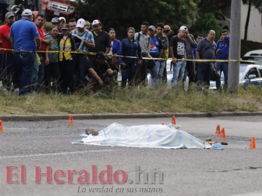 Desgarradoras imágenes: Dolor, llanto y conmoción de familiares de conductor asesinado en el bulevar FFAA
