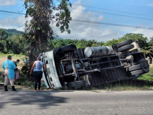 Tras perder el control, camión vuelca en la CA-13; solo se reportan daños materiales