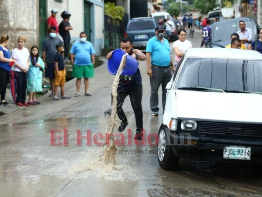 Un día festivo convertido en tragedia: Dos mujeres muertas y daños por lluvias en la capital (FOTOS)