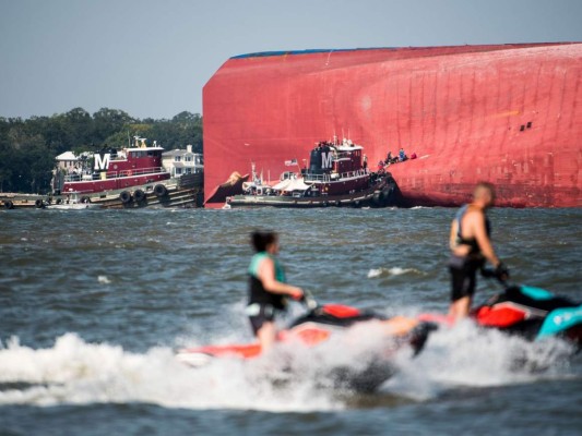 Rescatan tripulación tras naufragio de buque en costa de Georgia