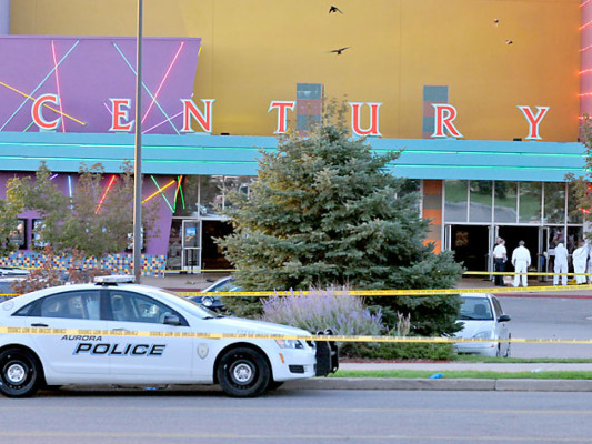 Al menos 12 muertos en tiroteo durante estreno de Batman