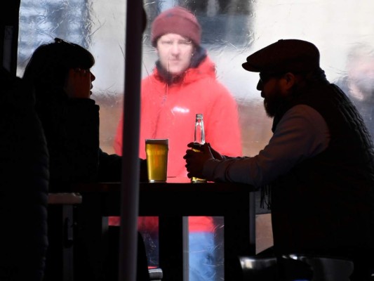 Británicos eufóricos por levantamiento de restricciones por covid
