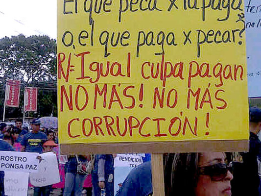 Esposas e hijos de agentes marchan pidiendo depuración policial en Honduras