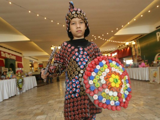 Coloridos vestidos y curiosos objetos en la Megaexpoferia del Reciclaje de EL HERALDO