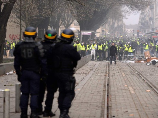 FOTOS: Caos y destrucción en París tras otro día de protestas de los chalecos amarillos