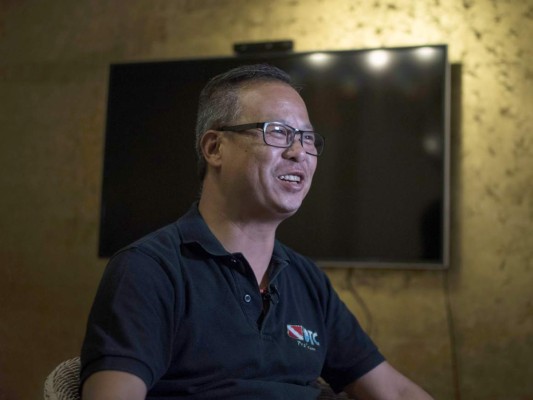 Buceador recuerda encuentro con tiburón 'adorable' en jaula en México