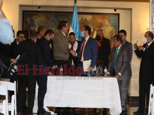 Así estamparon su firma 'Mel” Zelaya y Jorge Cálix para acabar con la crisis legislativa (Foto)