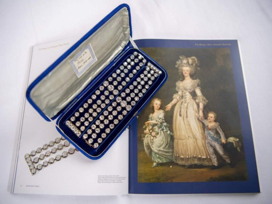 Venden brazaletes de diamantes de María Antonieta por más de 8 millones de dólares