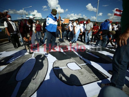 FOTOS: Hondureños repintan graffiti viral y exigen transparencia