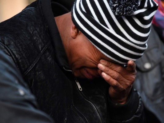 Indígenas guatemaltecos despiden a sus familiares tras ser arrollados por un tráiler