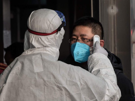 Un bebé entre los casos confirmados por coronavirus en China; hay 80 muertos