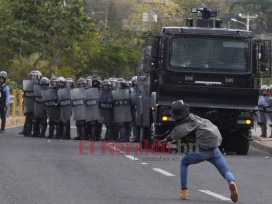 Las 13 imágenes más impactantes del caos fuera de la UNAH tras inicio de clases