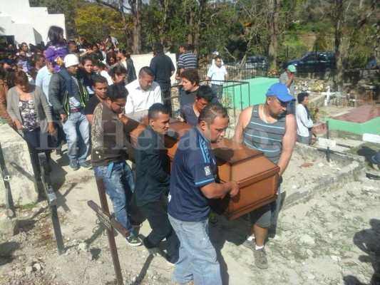 Entre llanto y dolor Santa Ana despide a dos de sus hijos que fallecieron en el accidente vial de la carretera al sur