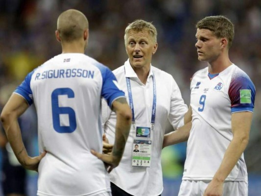 El técnico de Islandia Heima Hallgrimsson junto a Ragnar Sigurdsson y Bjorn Sigurdarson tras un partido contra Croacia. Foto AP