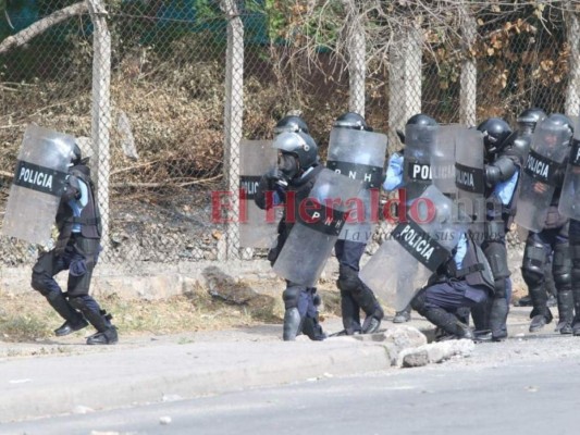 FOTOS: El enfrentamiento entre policías y estudiantes del Central en imágenes