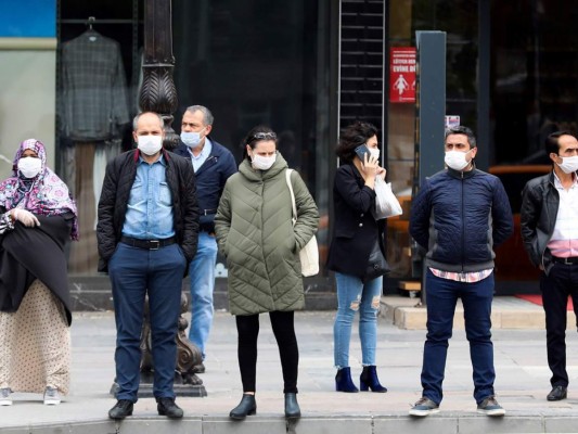 Se recomendará el uso de mascarillas y algunas empresas las suministrarán a sus empleados. Foto: Agencia AFP.