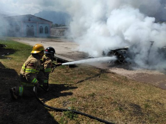 Fotos: Así quemaron vehículo para borrar evidencias tras doble crimen en La Ceiba