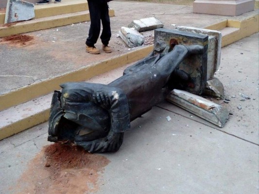¿Derrumbaron la estatua del expresidente Manuel Bonilla?